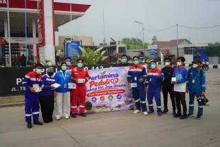 Foto Peduli Kesehatan Warga di Tengah Kabut Asap, Pertamina Fuel Terminal Tembilahan Bagikan Masker Gratis